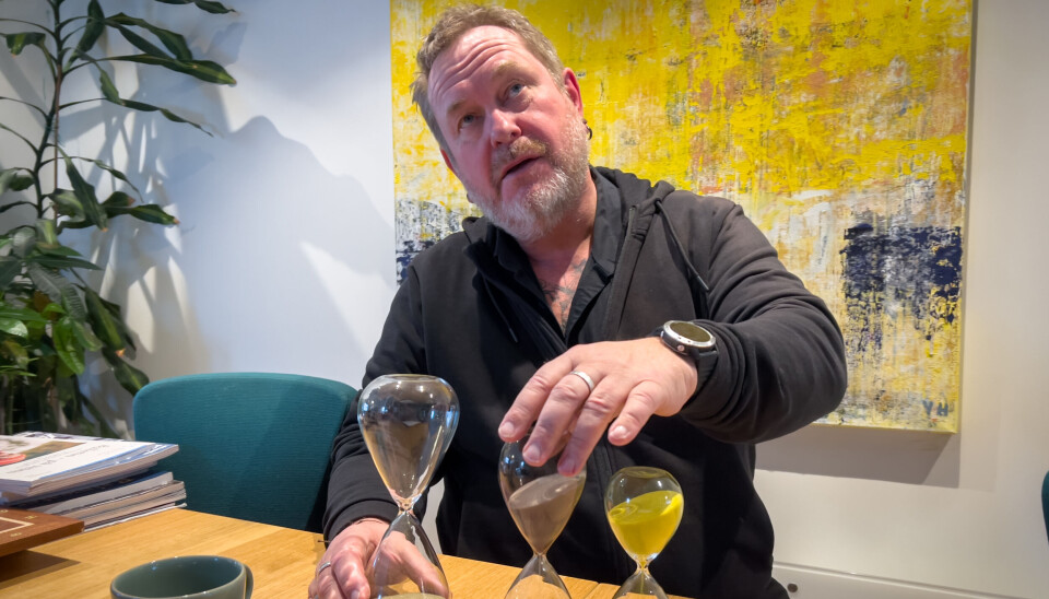 Løkke har gått til anskaffelse av tre timeglass med sand. Det minner ham på å ta pauser med jevne mellomrom.