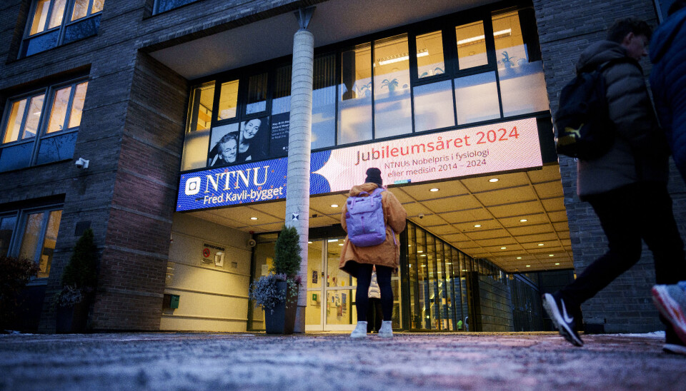 Her, I Fred Kavli-bygget holder forskerne til. Ved inngangen markeres jubileumsåret. Skilt som markerer at det er 10 år siden nobelprisen