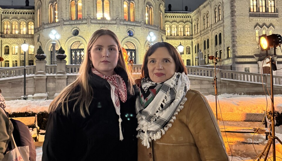 Nestleder i SAIH, Henrette Reierson Johnstone (t.v.) sammen med Elisabeth Jensen Lombnæs i Lærere for fred.