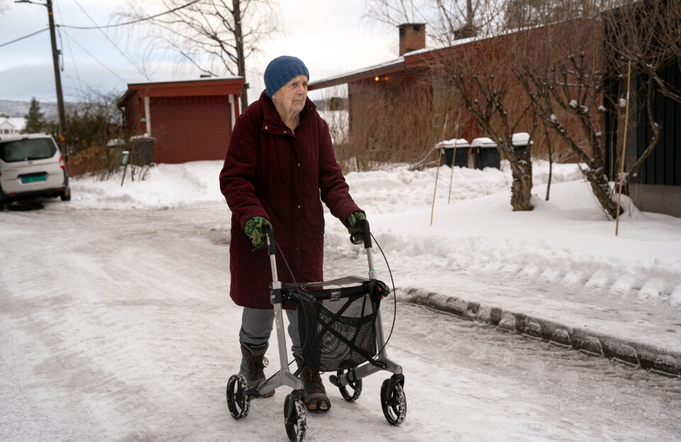 Helle Tønnessen på 90 år har bodd i Sverrestien siden 1968. Nå skal hun på besøk til Kari Andersen, også hun 90 år, som bor i nabolaget.
