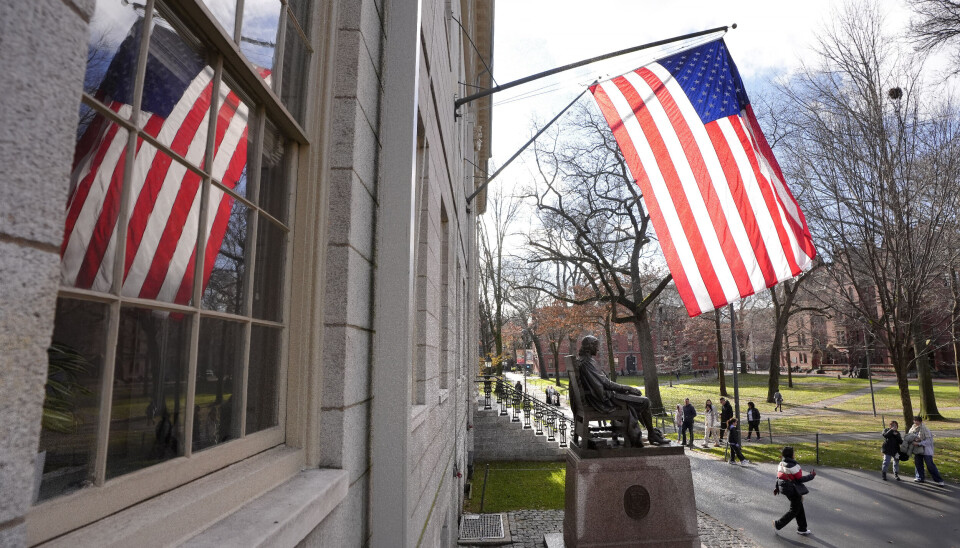 Harvard universitetet i Cambridge i Massachusetts anses for å være et av verdens beste universiteter. Her fra universitetsområdet ved John Harvard-statuen. Folk går forbi John Harvard-statuen i Harvard Yard på universitetsområdet til Harvard University i Cambridge. I forgrunnen henger et amerikansk flagg