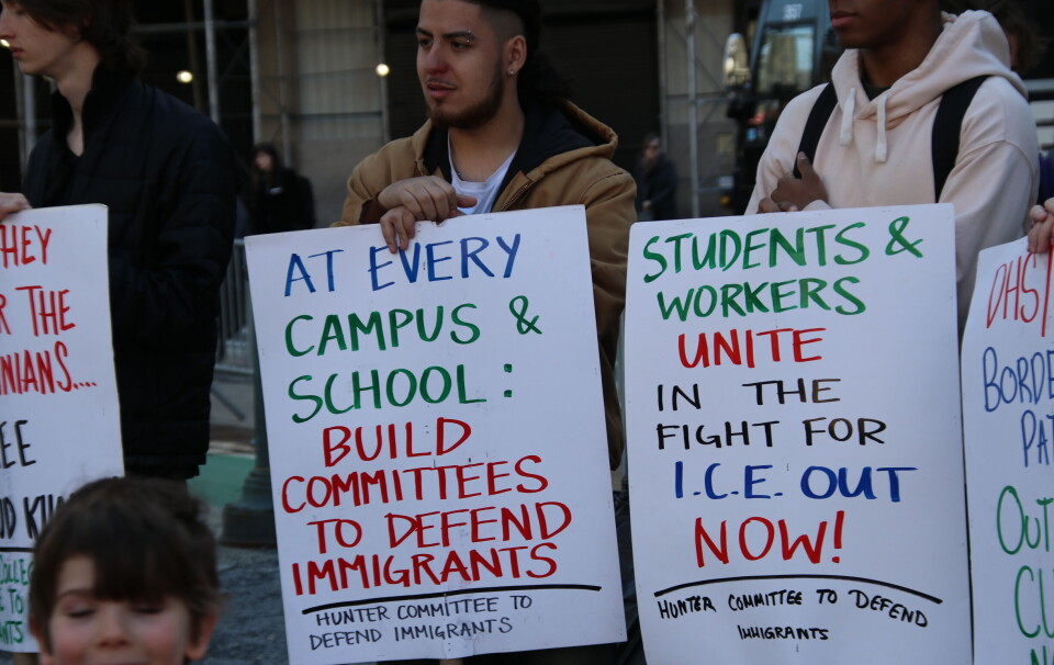 Demonstranter med plakater, New York 17. april 2025.